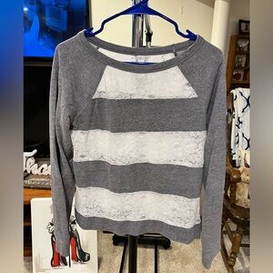 Sweatshirt with lace